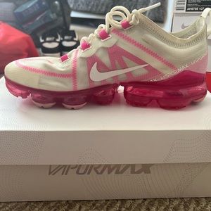 pink and white nike vapormax